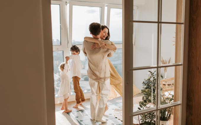 μαμά μπαμπάς φιλιούνται μπροστά στο παιδί 