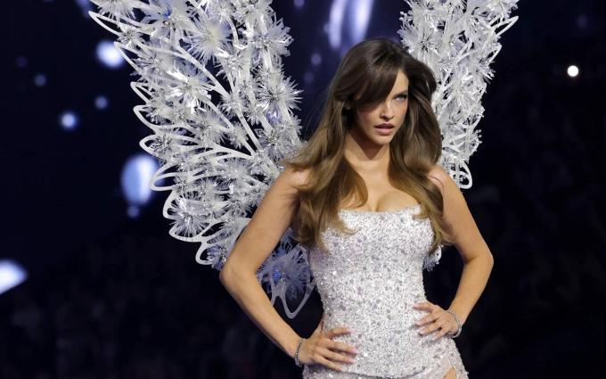 Όσο όλος ο πλανήτης αποθεώνει τη Barbara Palvin, εγώ σκέφτομαι τις γυναίκες που δεν κατάφεραν να επιστρέψουν τόσο γρήγορα στη δουλειά τους.
