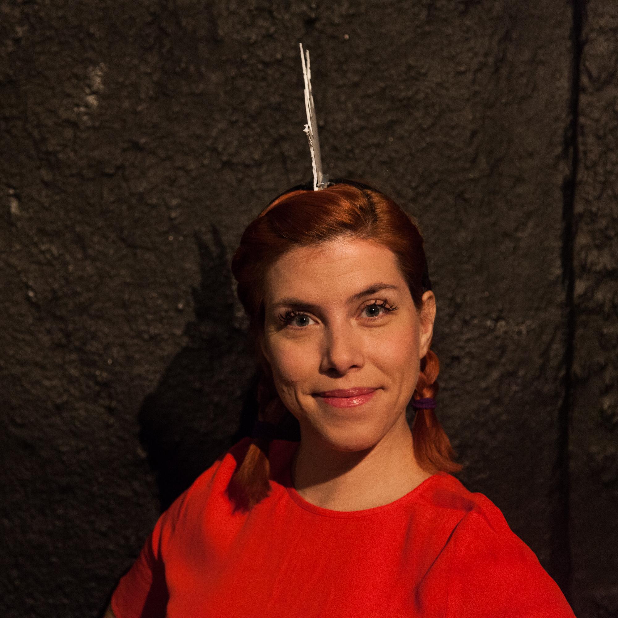 Η Καλλιρόη Βελέντζα υποδύεται έναν ράπερ κόκορα που παίζει κρουστά και μας μιλά για τον εκπαιδευτικό χαρακτήρα του θεάτρου