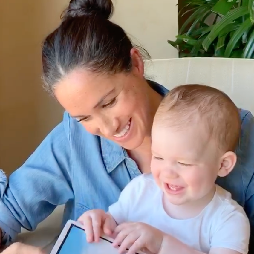 boom meghan markle διαβάζει παραμύθι archie