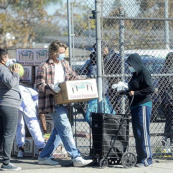 boom Brad pitt εθελοντής δωρεάν τρόφιμα 