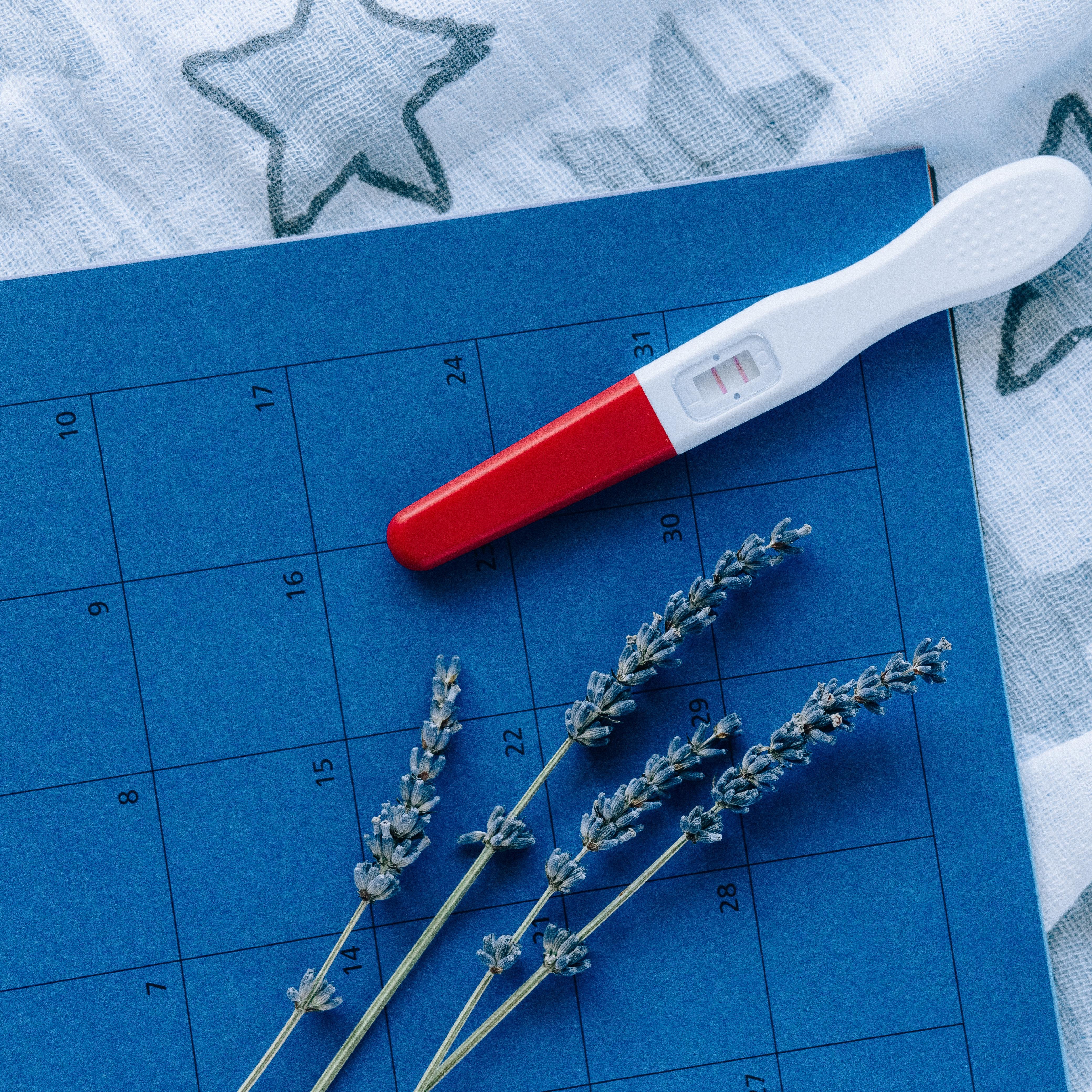 Περιμένοντας την ημέρα του τεστ εγκυμοσύνης: 5+1 τρόποι να ανακουφιστείτε από το στρες