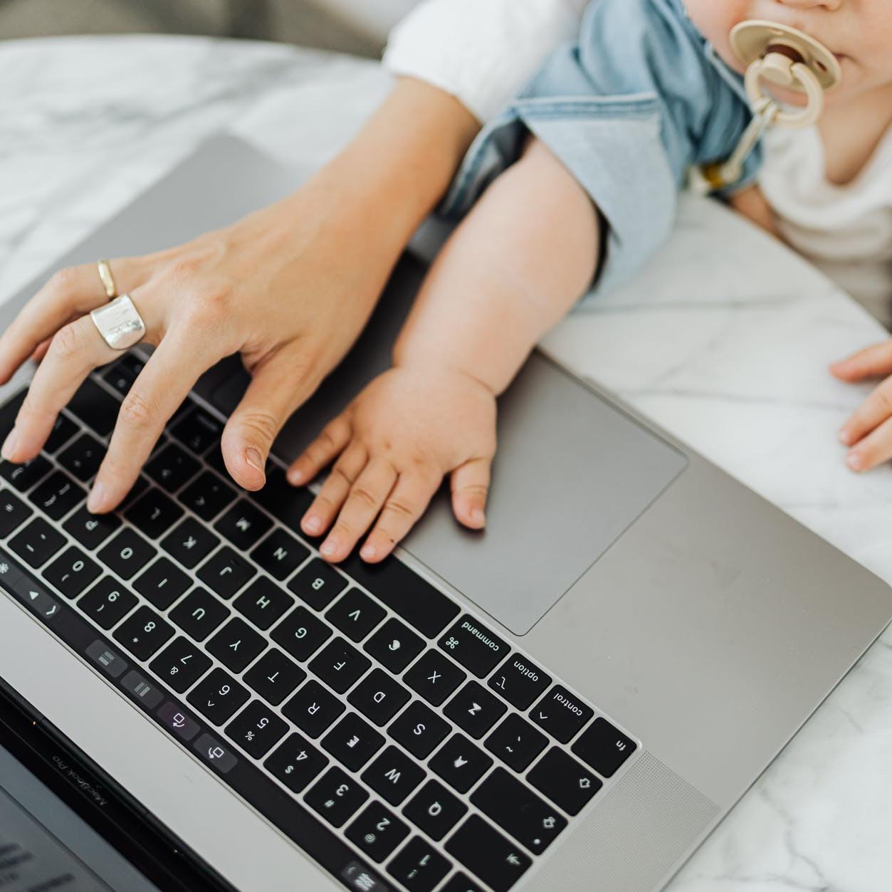 μαμάδες και τηλεργασία 