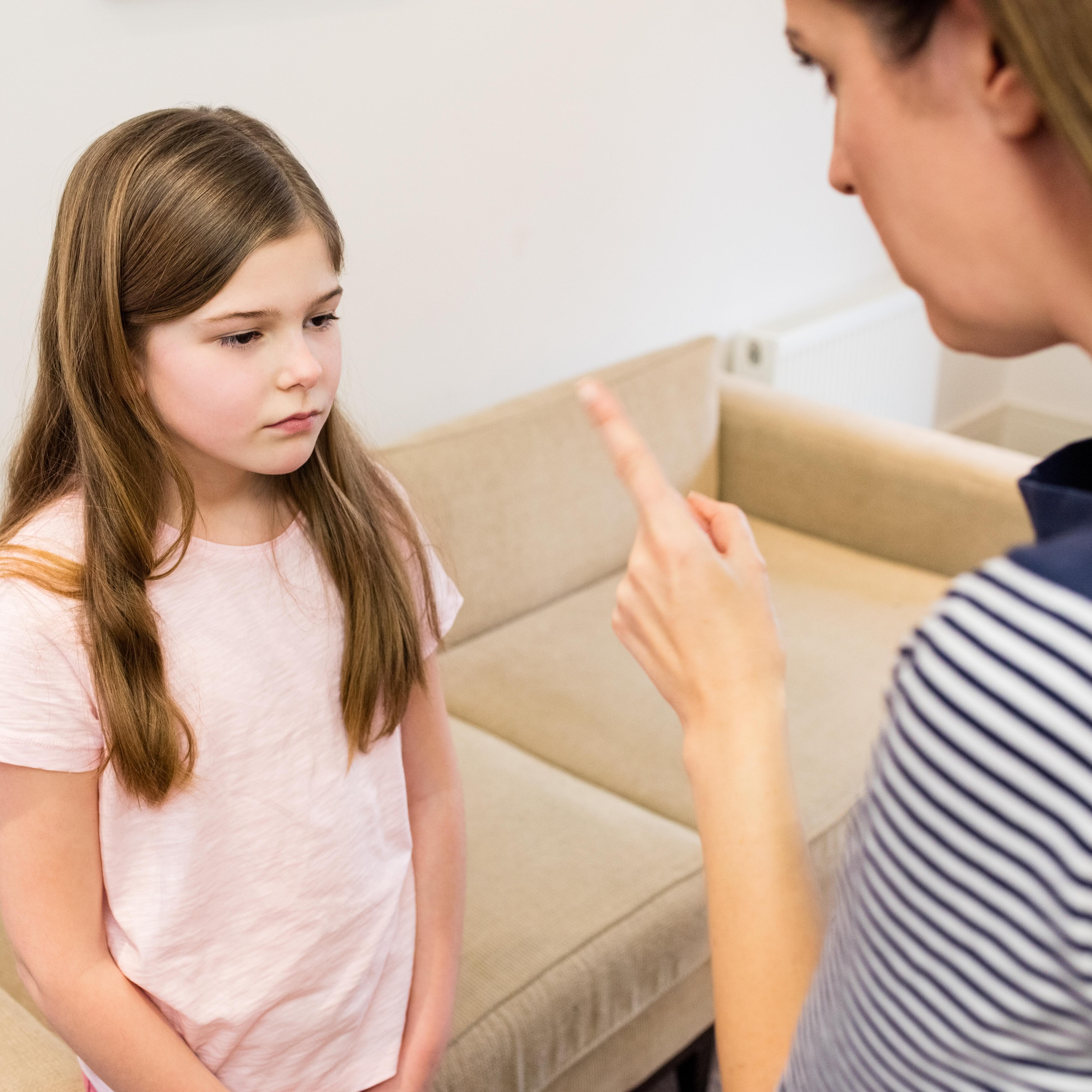 Μαμά που φωνάζει στην κόρη της