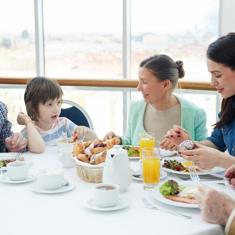 out with kids, brunch with friends, έξοδος με το παιδί
