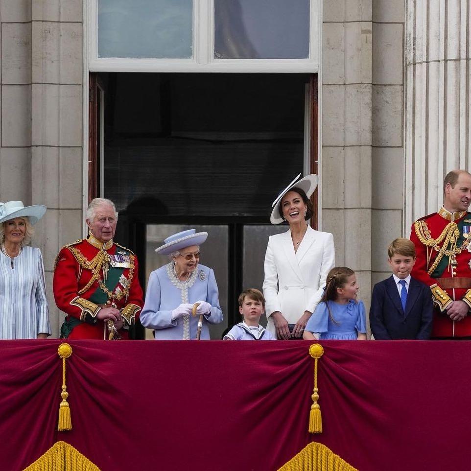 Ο βασιλιάς Κάρολος με τα εγγόνια του, Instagram: @clarencehouse