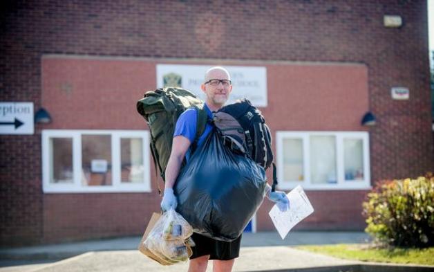 boom δάσκαλος διανείμει δωρεάν γεύματα σε μαθητές