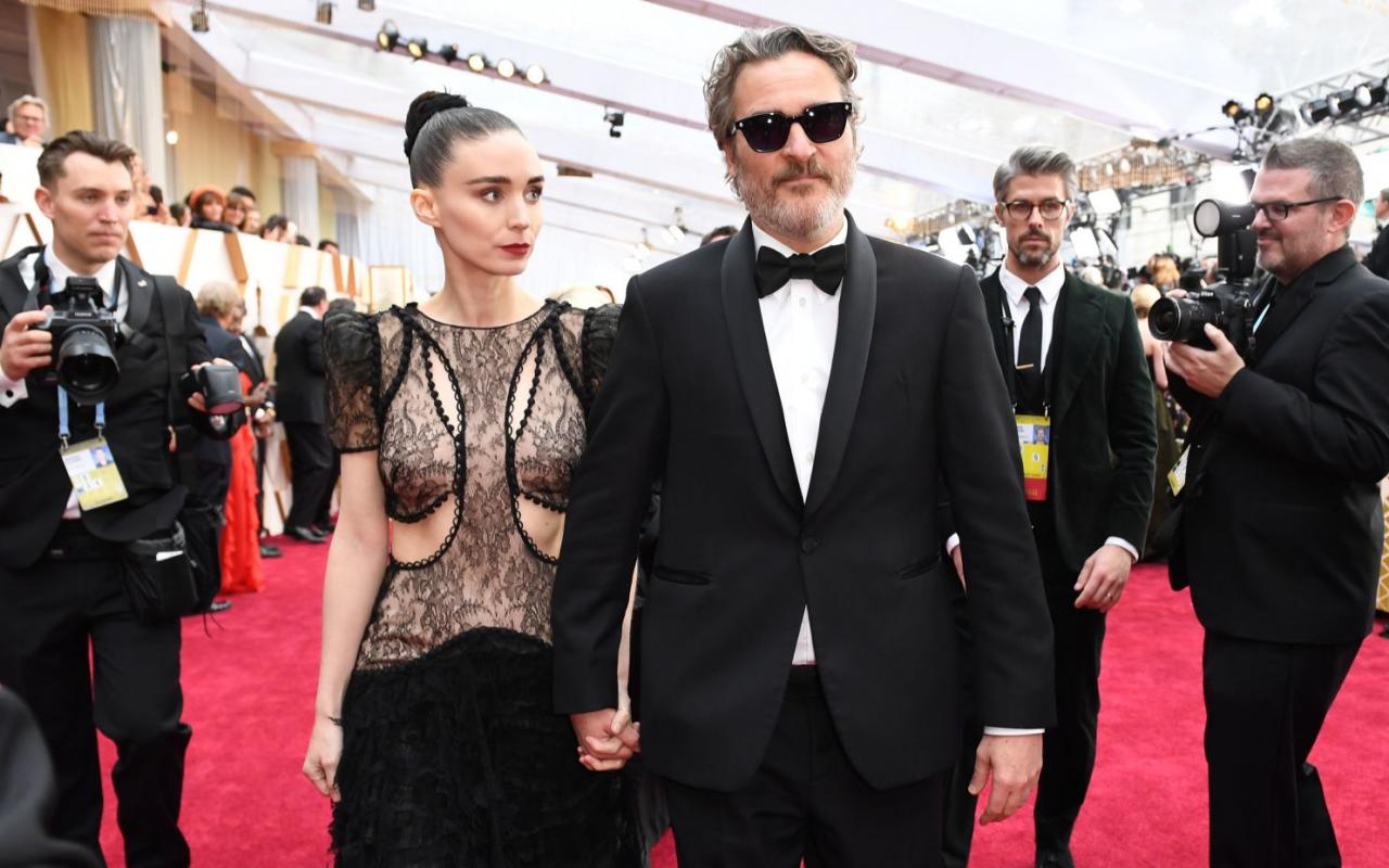 boom joaquin phoenix rooney mara έγιναν γονείς