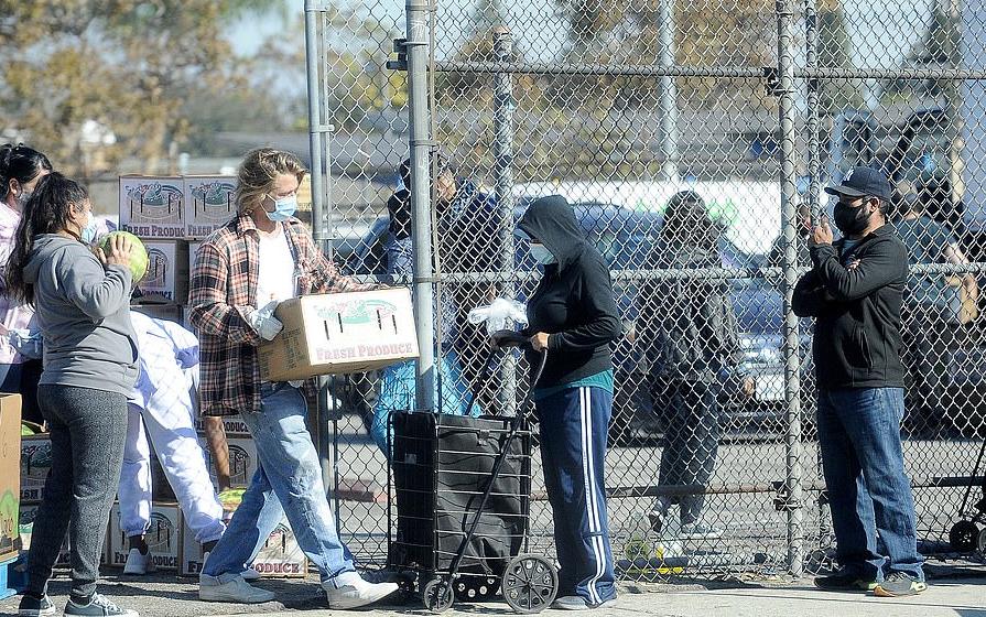 boom Brad pitt εθελοντής δωρεάν τρόφιμα 