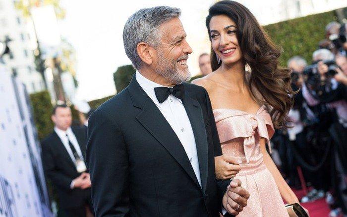 κλούνεϊ αμάλ περιμένουν παιδί 