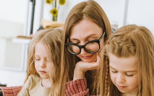 πώς γεννιούνται τα μωρά 