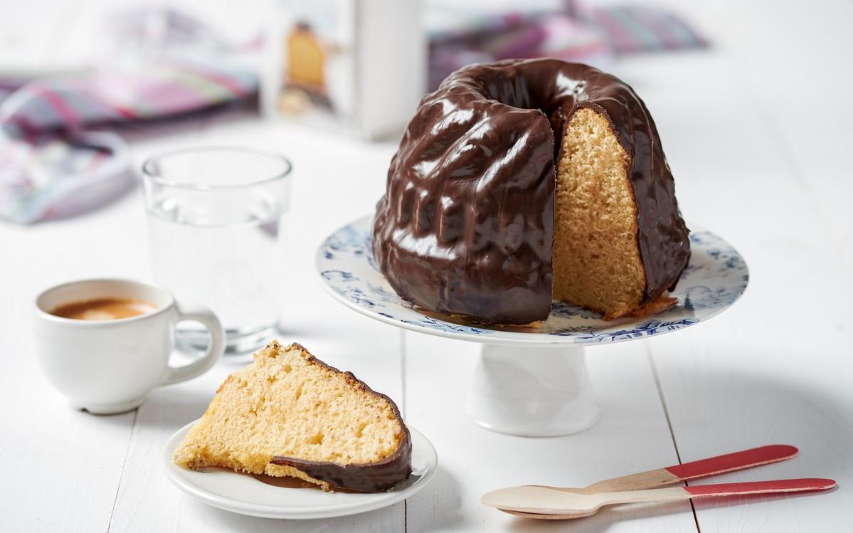 Κέικ βανίλιας με γλάσο σοκολάτας