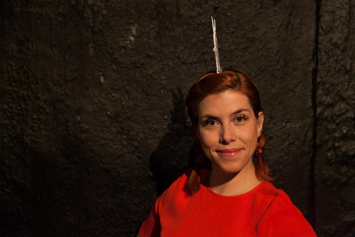 Η Καλλιρόη Βελέντζα υποδύεται έναν ράπερ κόκορα που παίζει κρουστά και μας μιλά για τον εκπαιδευτικό χαρακτήρα του θεάτρου