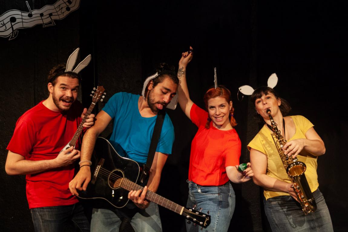 Η Καλλιρόη Βελέντζα υποδύεται έναν ράπερ κόκορα που παίζει κρουστά και μας μιλά για τον εκπαιδευτικό χαρακτήρα του θεάτρου