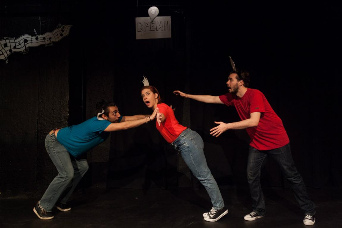 Η Καλλιρόη Βελέντζα υποδύεται έναν ράπερ κόκορα που παίζει κρουστά και μας μιλά για τον εκπαιδευτικό χαρακτήρα του θεάτρου