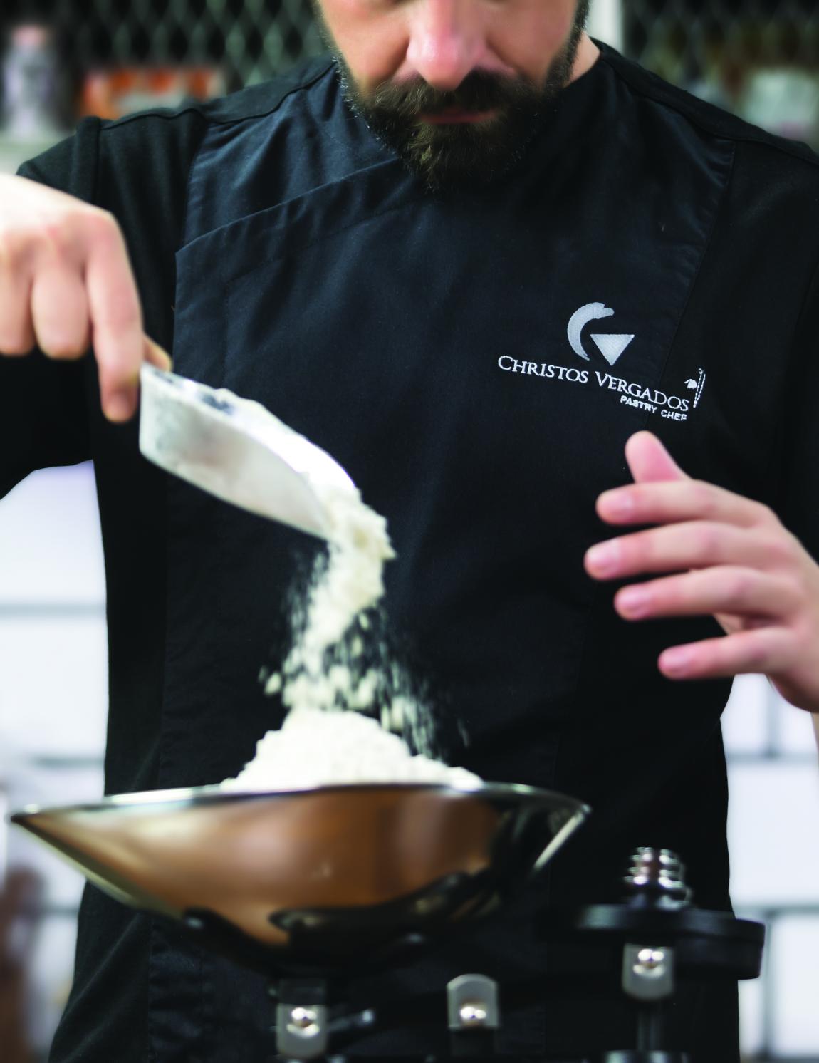 Γλυκά χωρίς ζάχαρη, αυγά, αλεύρι ή και χρόνο; Ο Χρήστος Βέργαδος μάς ξεναγεί σε έναν κόσμο με φανταστικά γλυκά όπου όλα γίνονται!