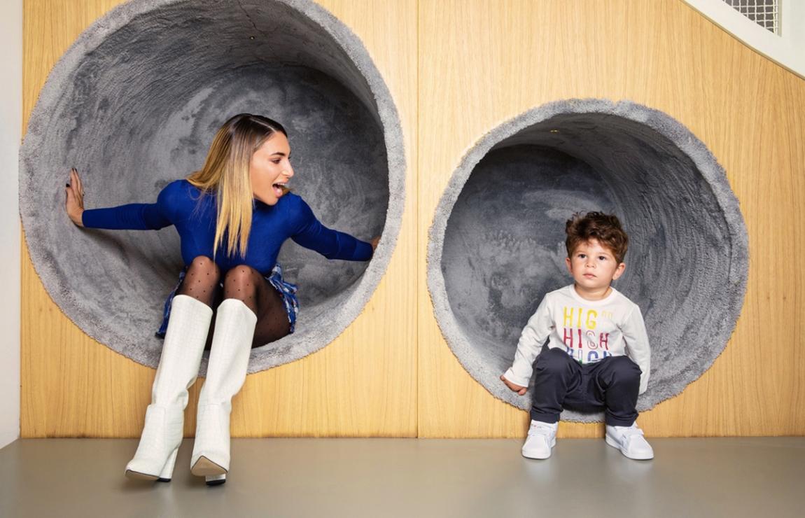 Χαμογελαστός, αυθόρμητος, ξένοιαστος.