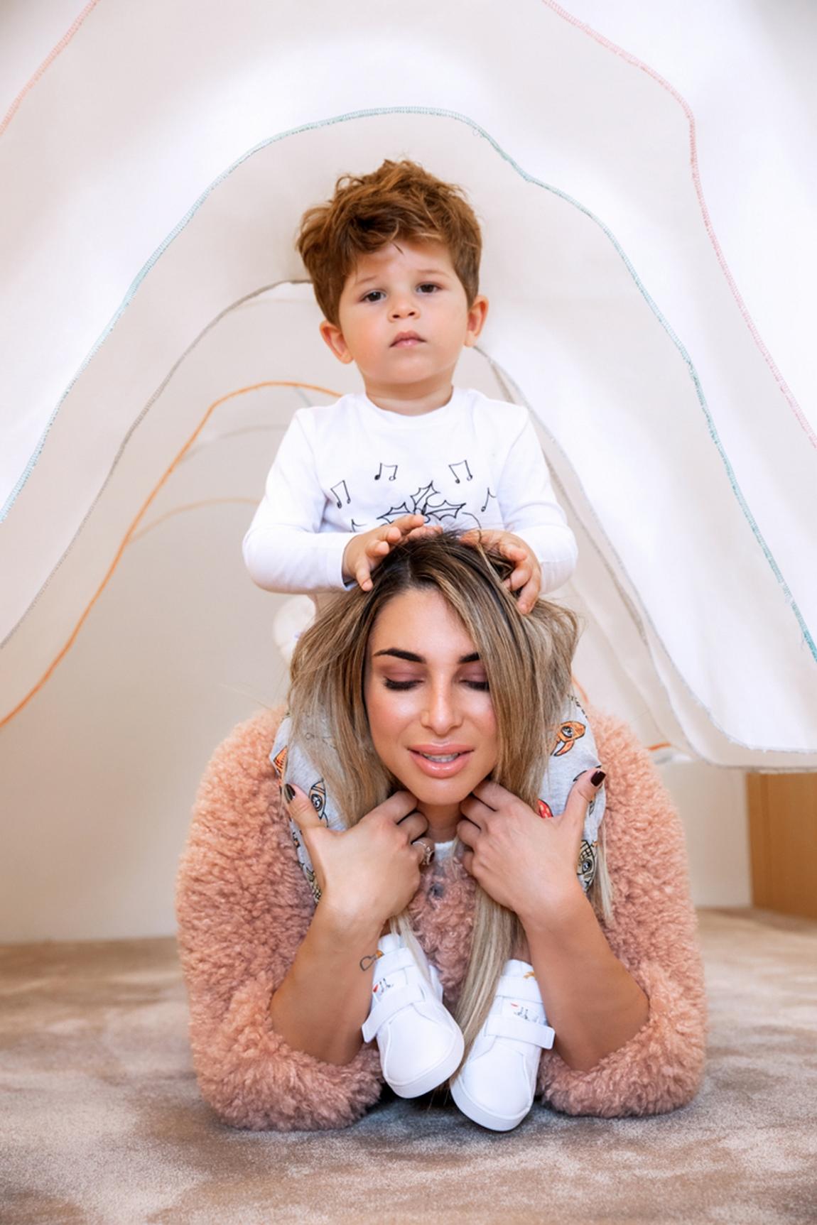 Χαμογελαστός, αυθόρμητος, ξένοιαστος.