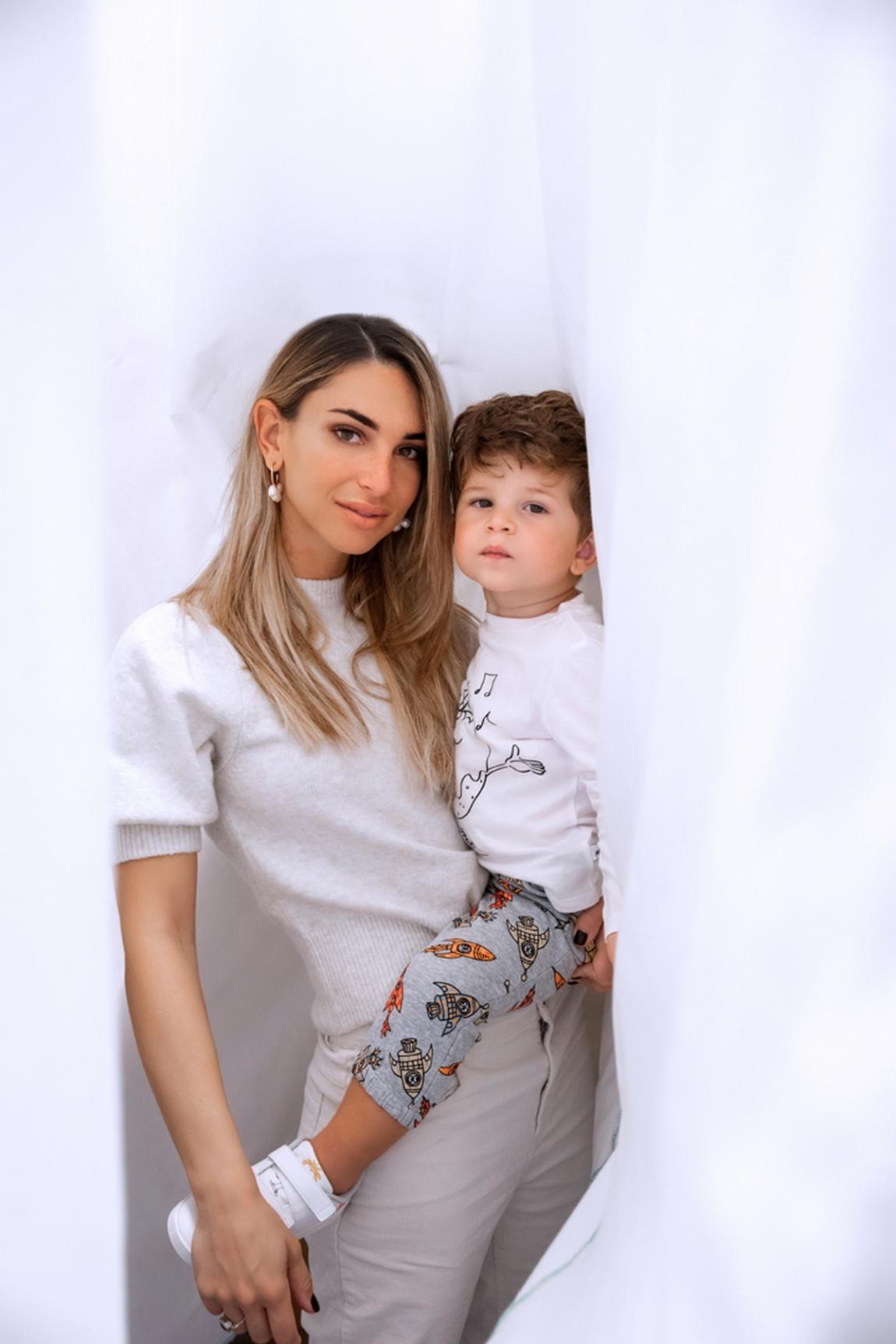 Χαμογελαστός, αυθόρμητος, ξένοιαστος.