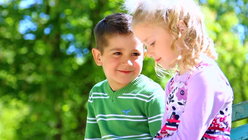 "Μαμά ερωτεύτηκα" | Έρωτας στα σχολικά χρόνια και τα πρώτα ραντεβού: Τι πρέπει να πεις στο παιδί