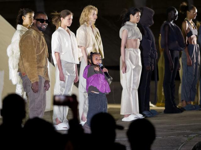 boom north west τραγουδάει στο fashion show του μπαμπά της