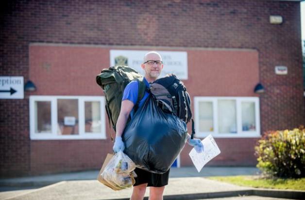boom δάσκαλος διανείμει δωρεάν γεύματα σε μαθητές