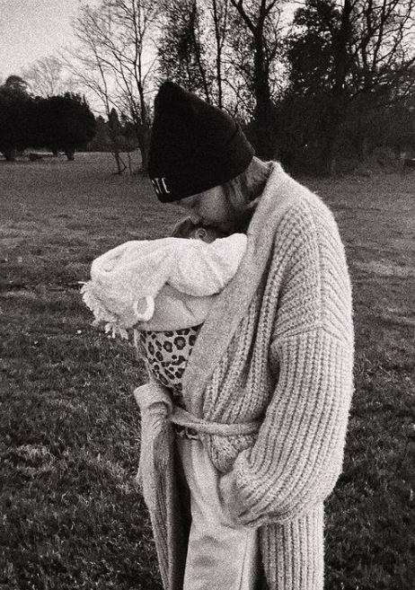 boom gigi hadid χριστούγεννα κόρη