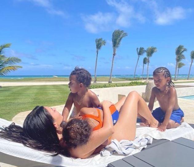 boom kim kardashian μαμά