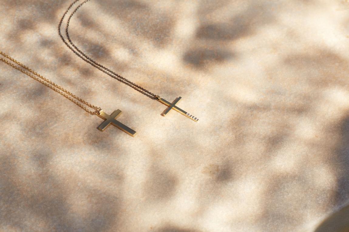 Γυναικείος σταυρός Kyveli, από ροζ χρυσό 18Κ με μπριγιάν και γυναικείος σταυρός Estia, από χρυσό 18Κ με μπριγιάν και μαύρο επιπλατίνωμα (από αριστερά προς τα δεξιά